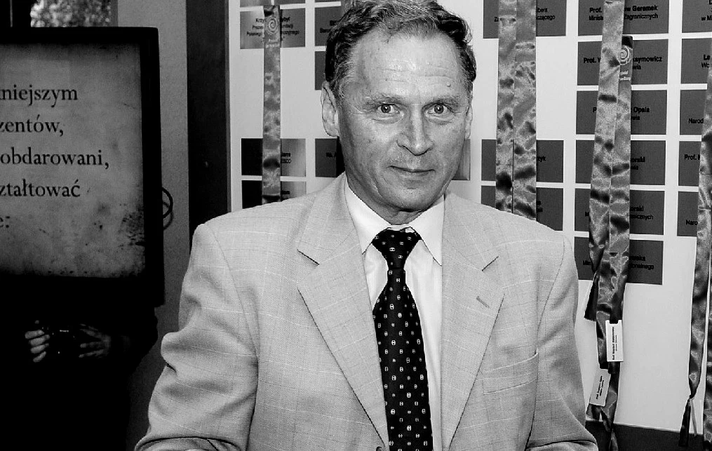 Aleksander Łuczak (1943-2023). Były wicepremier, minister edukacji narodowej, wieloletni parlamentarzysta. Prof. Łuczak w latach 1980-1990 był wiceministrem edukacji. Rok później został wiceprezesem Rady Ministrów, funkcję tę pełnił do 1996 roku. W tym czasie przez dwa lata kierował też resortem edukacji. W latach 1989-2001 był poseł na Sejm X, I, II i III kadencji. Od 1966 roku był członkiem Zjednoczonego Stronnictwa Ludowego. W wolnej Polsce przez kilkanaście lat związany był z Polskim Stronnictwem Ludowym. Od 2001 roku przez cztery lata zasiadał w Krajowej Radzie Radiofonii i Telewizji. W tym czasie pełnił tam m.in. funkcję wiceprzewodniczącego. Od 1977 roku pracował w Instytucie Nauk Politycznych UW. Przez trzy lata był prodziekanem Wydziału Dziennikarstwa i Nauk Politycznych. Był też rektorem Wyższej Szkoły Informatyki i Ekonomii TWP w Olsztynie. Zmarł 15 marca 2023 roku. Miał 79 lat. Aleksander Łuczak (1943-2023). Były wicepremier, minister edukacji narodowej, wieloletni parlamentarzysta. Prof. Łuczak w latach 1980-1990 był wiceministrem edukacji. Rok później został wiceprezesem Rady Ministrów, funkcję tę pełnił do 1996 roku. W tym czasie przez dwa lata kierował też resortem edukacji. W latach 1989-2001 był poseł na Sejm X, I, II i III kadencji. Od 1966 roku był członkiem Zjednoczonego Stronnictwa Ludowego. W wolnej Polsce przez kilkanaście lat związany był z Polskim Stronnictwem Ludowym. Od 2001 roku przez cztery lata zasiadał w Krajowej Radzie Radiofonii i Telewizji. W tym czasie pełnił tam m.in. funkcję wiceprzewodniczącego. Od 1977 roku pracował w Instytucie Nauk Politycznych UW. Przez trzy lata był prodziekanem Wydziału Dziennikarstwa i Nauk Politycznych. Był też rektorem Wyższej Szkoły Informatyki i Ekonomii TWP w Olsztynie. Zmarł 15 marca 2023 roku. Miał 79 lat.