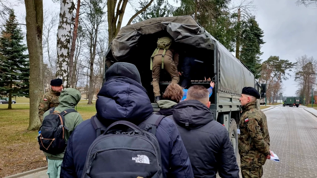Na poligon przewieziono nas wojskowymi ciężarówkami Na poligon przewieziono nas wojskowymi ciężarówkami