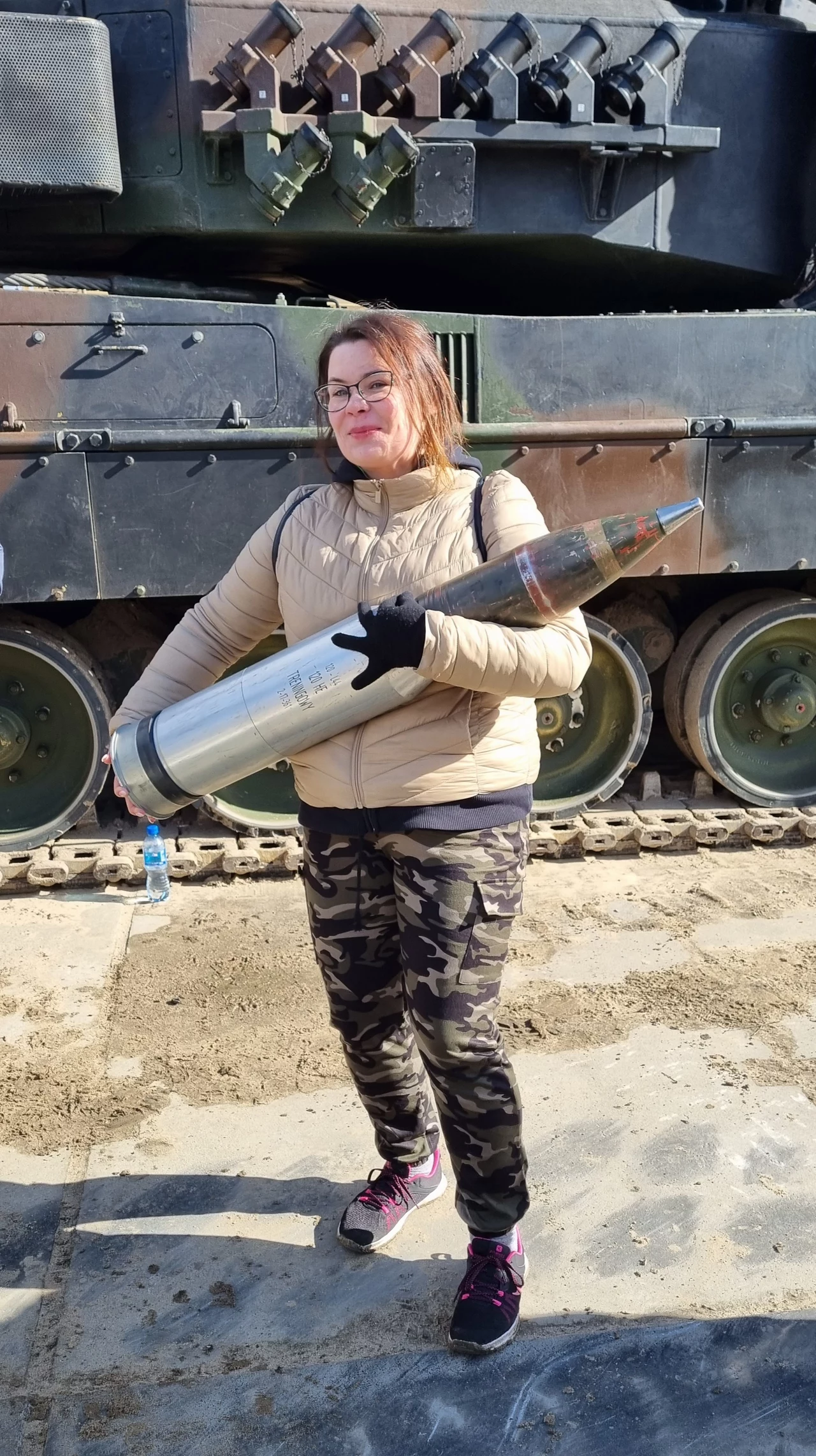 Amunicja do czołgu waży prawie 30 kg Amunicja do czołgu waży prawie 30 kg