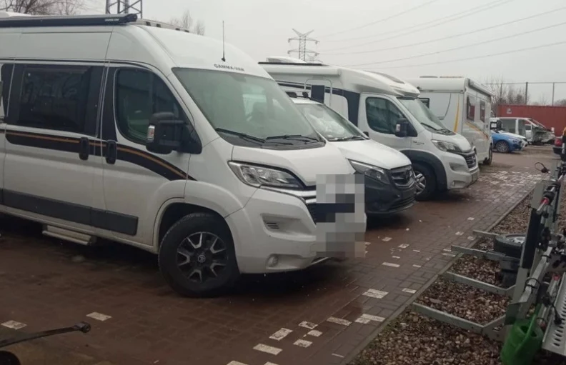 Policjanci z grupy "Kobra" oraz funkcjonariusze Straży Granicznej zlikwidowali dziuplę samochodową. Policjanci z grupy "Kobra" oraz funkcjonariusze Straży Granicznej zlikwidowali dziuplę samochodową.