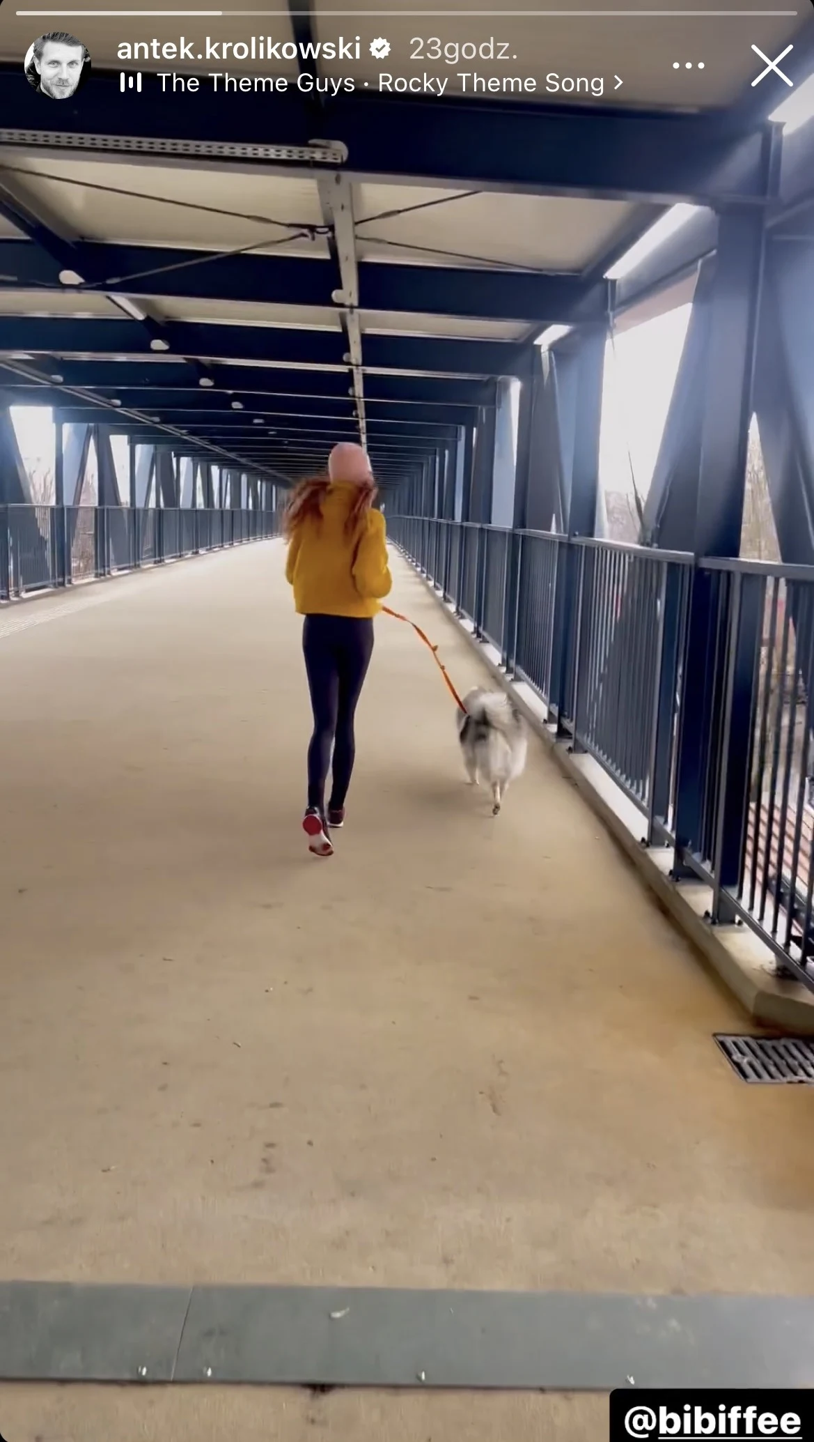 Antoni Królikowski z ukochaną na spacerze Antoni Królikowski z ukochaną na spacerze