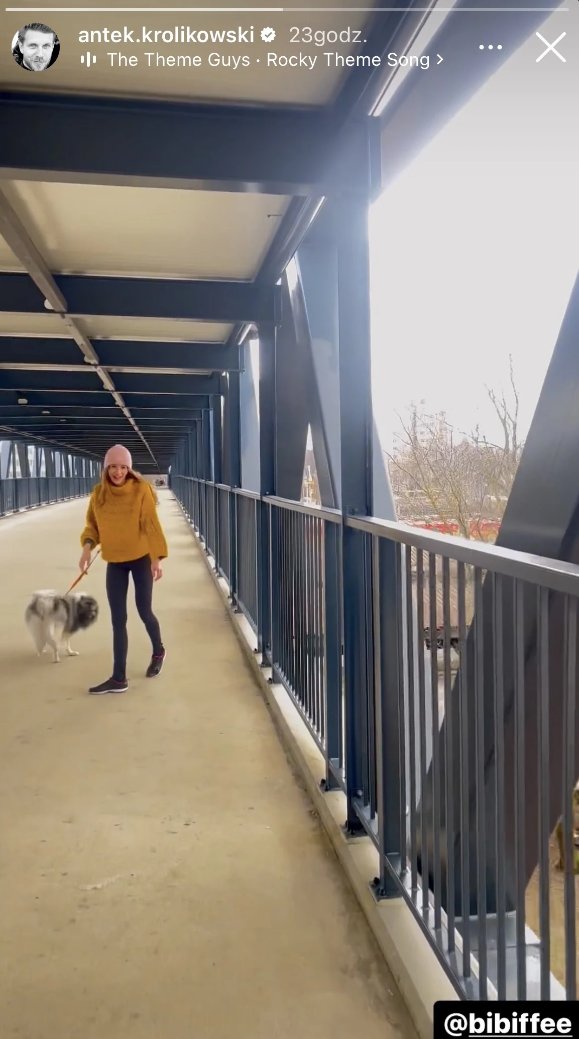 Antoni Królikowski z ukochaną na spacerze Antoni Królikowski z ukochaną na spacerze