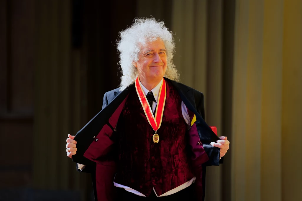 Brian May przed Pałacem Buckingham