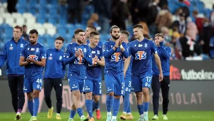 João Amaral (drugi z prawej) i Giorgi Citaiszwili (czwarty z prawej) nie polecieli z Lechem do Sztokholmu