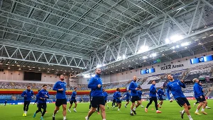 Lech ma się czego bać w Sztokholmie. To nie tylko sztuczna trawa!