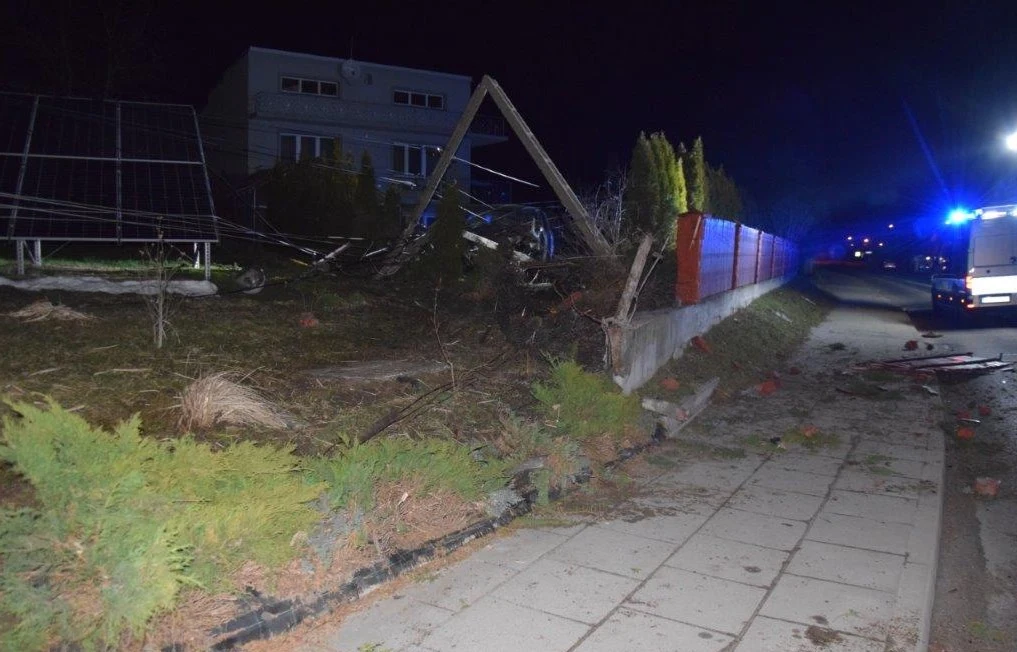 Z racji, że istniało ryzyko wystąpienia pożaru pracownicy zakładu energetycznego odcięli w tym miejscu zasilanie.