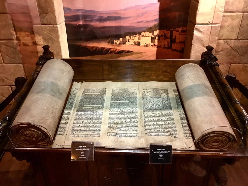 Zwoje biblijne zawierają księgi , które nie weszły do kanonu pism natchnionych , czyli apokryfy