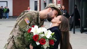 Gabi (Marta Juras) straci glowę dla żołnierza Jacka (Paweł Peterman)