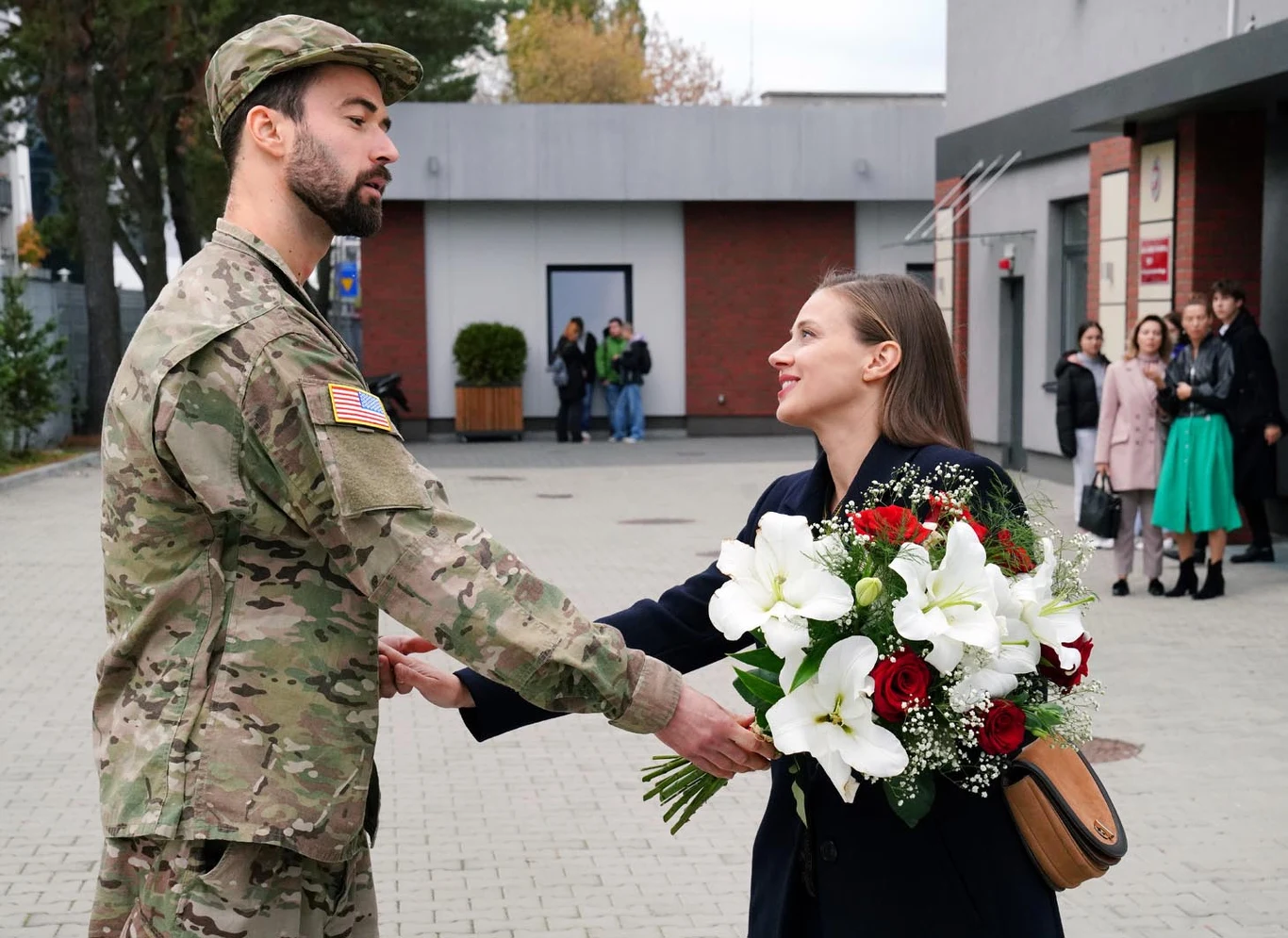 Niedzielska, wychodząc ze szkoły, zobaczy czekającego na nią z bukietem kwiatów w dłoni Jacka Niedzielska, wychodząc ze szkoły, zobaczy czekającego na nią z bukietem kwiatów w dłoni Jacka