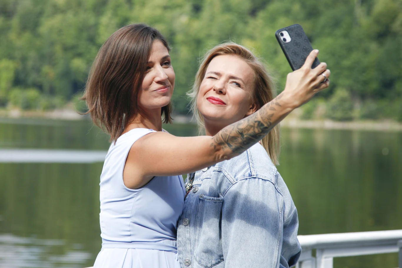 Aleksandra Zienkiewicz i Aneta Zając na planie serialu "Pierwsza miłość". Aleksandra Zienkiewicz i Aneta Zając na planie serialu "Pierwsza miłość".
