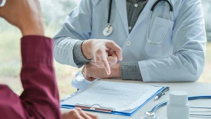 Listę przyjmowanych leków i suplementów warto mieć zawsze przy sobie, nie tylko podczas wizyty u lekarza