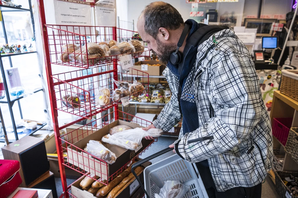 Mężczyzna kupuje żywność po obniżonych cenach w oddziale Czerwonego Krzyża w Sztokholnie (Szwecja), do którego artykuły spożywcze są przekazywane przez supermarkety (zdj. ilustracyjne)
