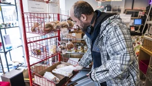 Mężczyzna kupuje żywność po obniżonych cenach w oddziale Czerwonego Krzyża w Sztokholnie (Szwecja), do którego artykuły spożywcze są przekazywane przez supermarkety (zdj. ilustracyjne)
