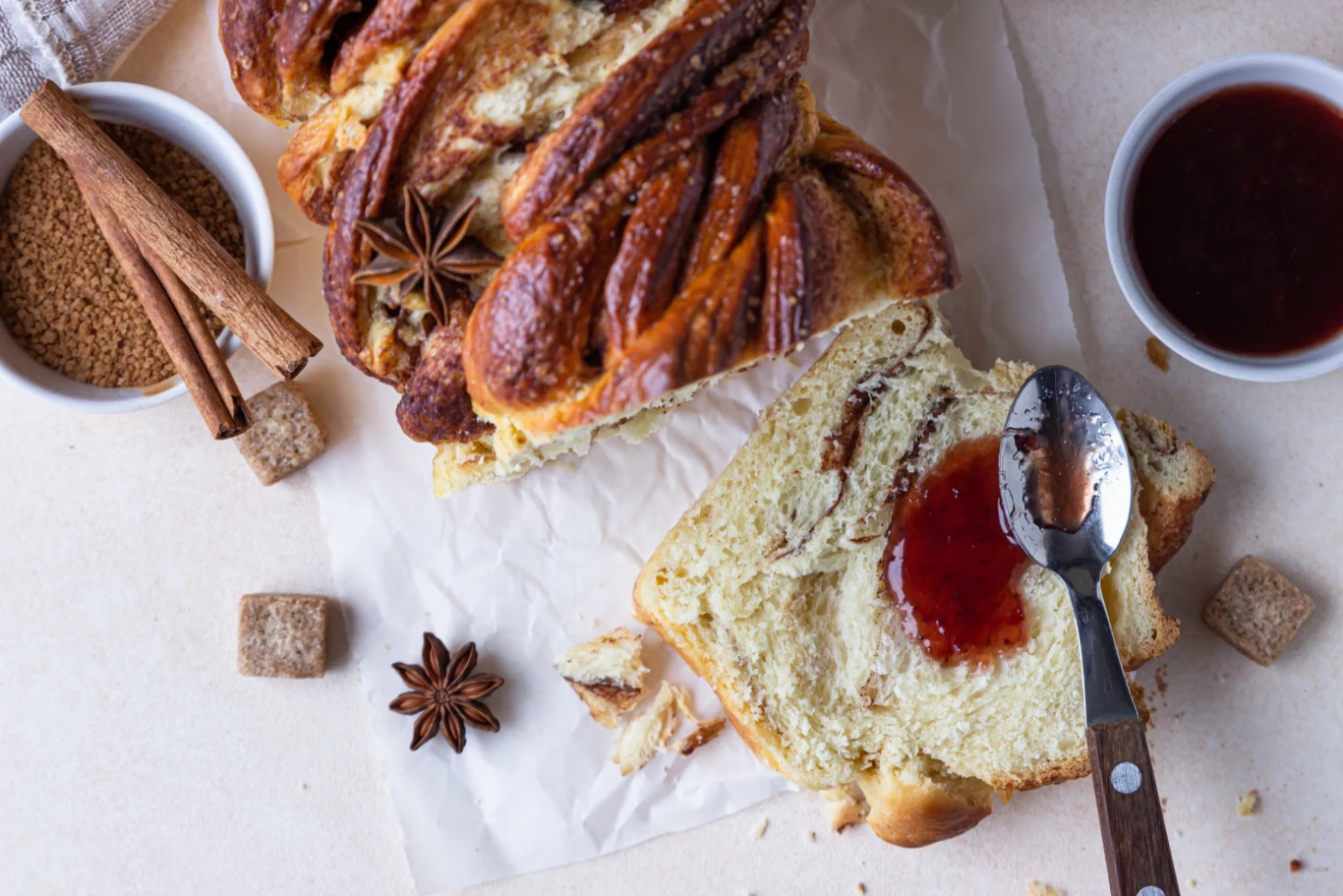 Ciasto drożdżowe możesz serwować ze słodkimi przetworami