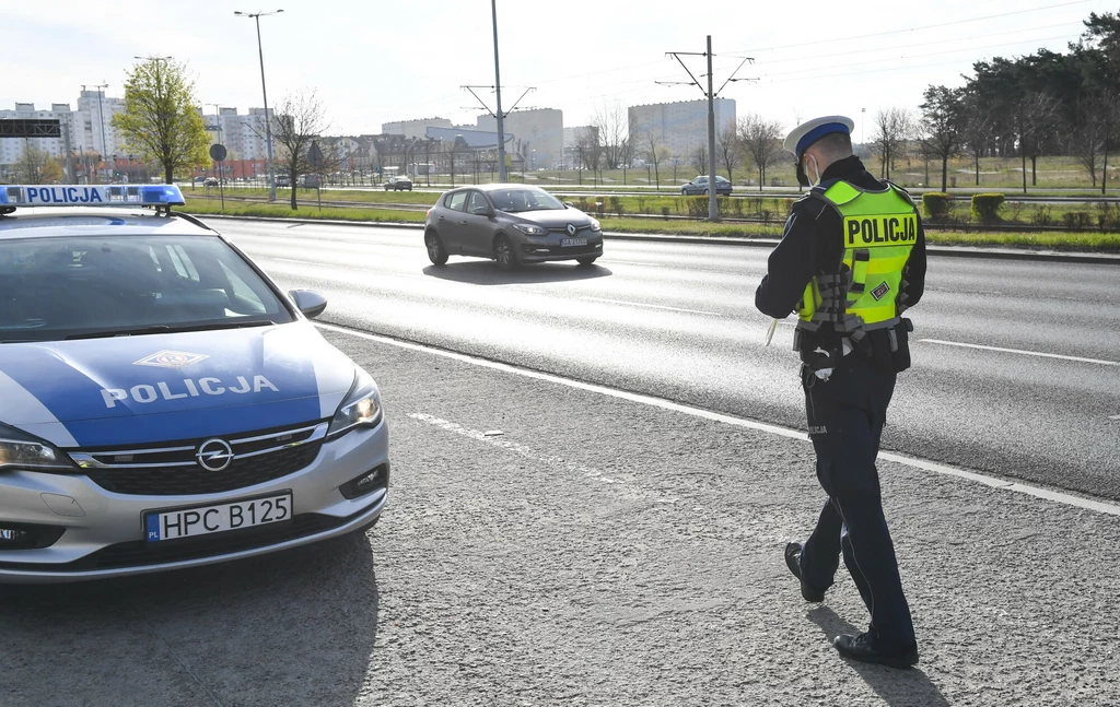 Policjant może zatrzymać nas do kontroli właściwie zawsze /zdj. ilustracyjne