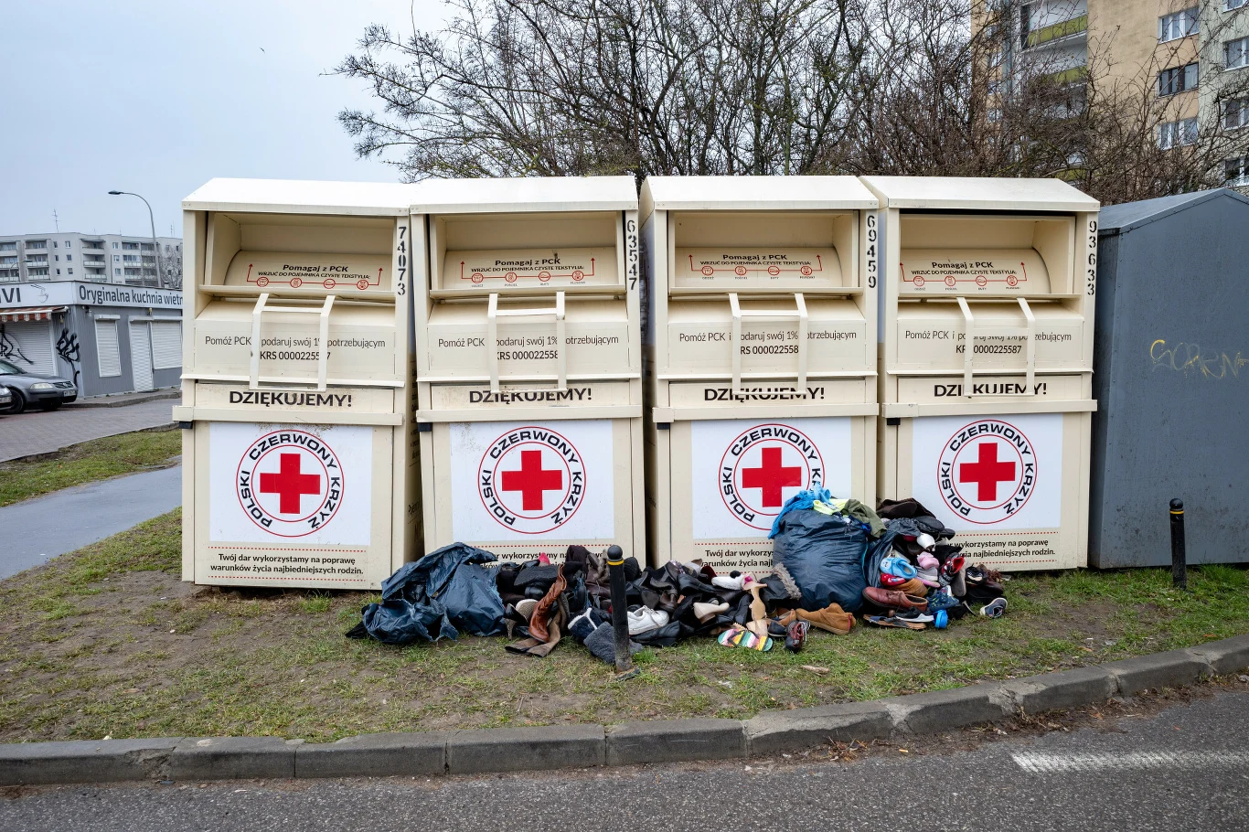 Pod kontenerem na ubrania nie należy zostawiać odzieży. Brudna i mokra nie będzie się nadawać do włączenia do obiegu i zostanie wyrzucona. Jeśli kontener jest pełny, warto odwiedzić go innego dnia.