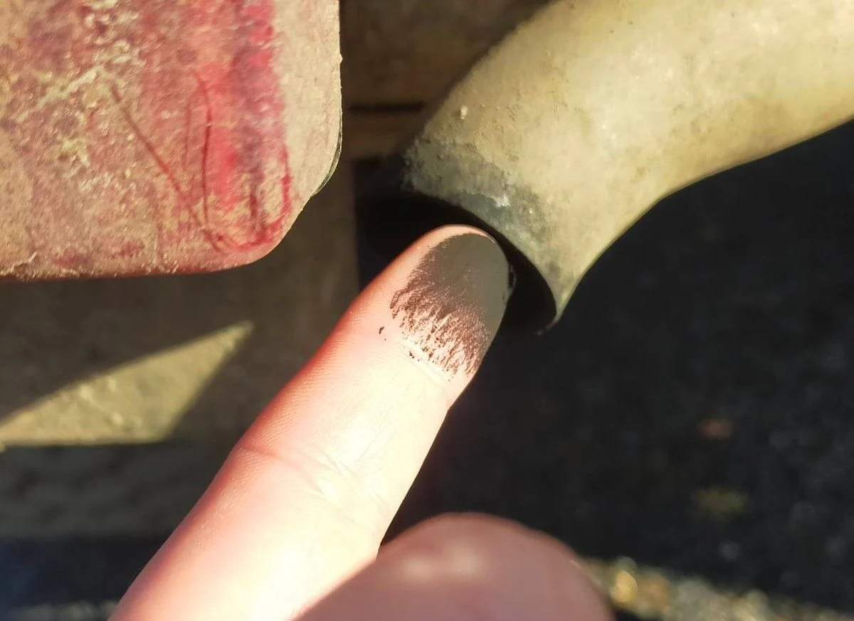 Duża ilość sadzy w wydechu samochodu z silnikiem benzynowym świadczy o dużym zużyciu oleju Duża ilość sadzy w wydechu samochodu z silnikiem benzynowym świadczy o dużym zużyciu oleju