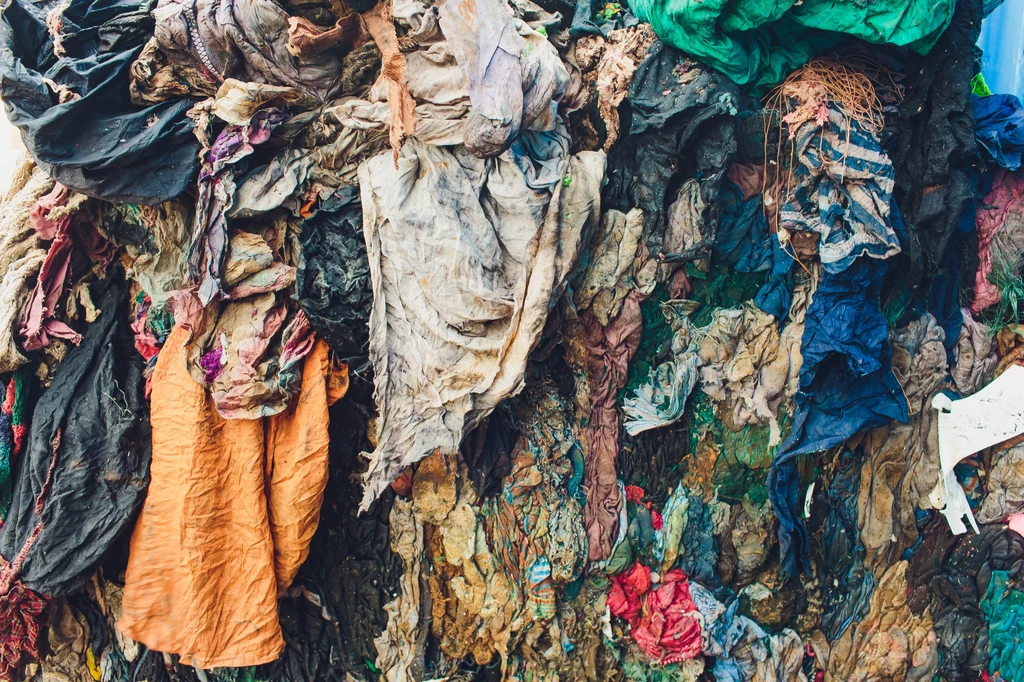 Ubrania, które trafiają na składowiska śmieci, uwalniają toksyczne substancje, które zanieczyszczają glebę i wodę. 