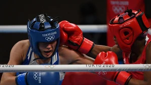 Donjeta Sadiku (z lewej) w walce podczas IO w Tokio