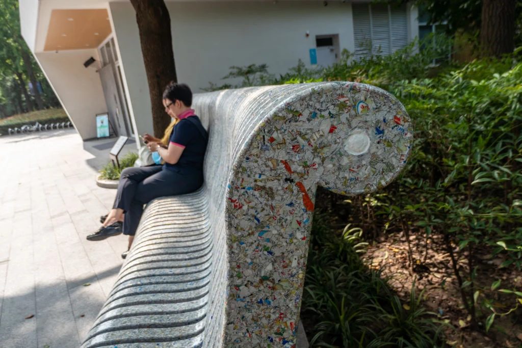 Ławka w Szanghaju zrobiona ze śmieci