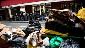 Pracownicy paryskiego zakładu gospodarki odpadami w proteście nie zbierają śmieci z ulic Paryża