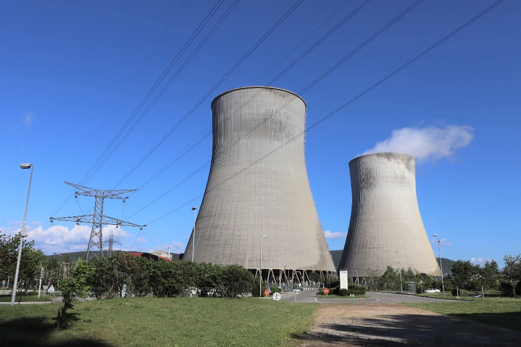 Minister Klimatu i Środowiska wydał sześć decyzji zasadniczych dotyczących budowy sześciu obiektów energetyki jądrowej w technologii BWRX-30 dla spółek Orlen Synthos Green Energy