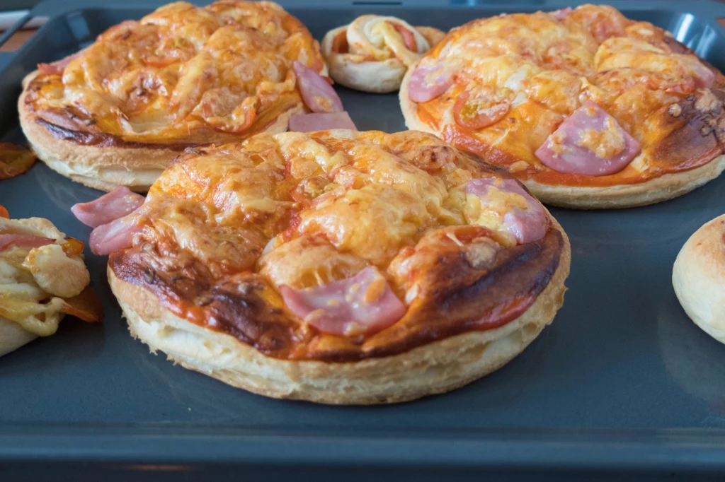 Domowa pizza rodem z PRL-u cieszy się do dziś popularnością w wielu polskich domach 
