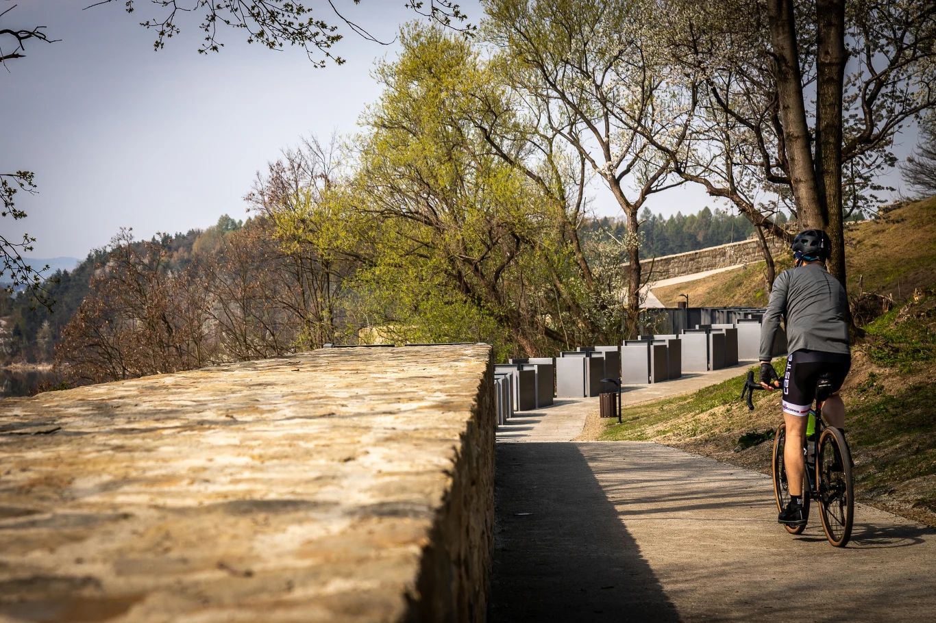 Wzgórze Zamkowe w Dobczycach to atrakcyjne miejsce, w którym turyści mogą wybrać się na wycieczkę pieszą lub rowerową