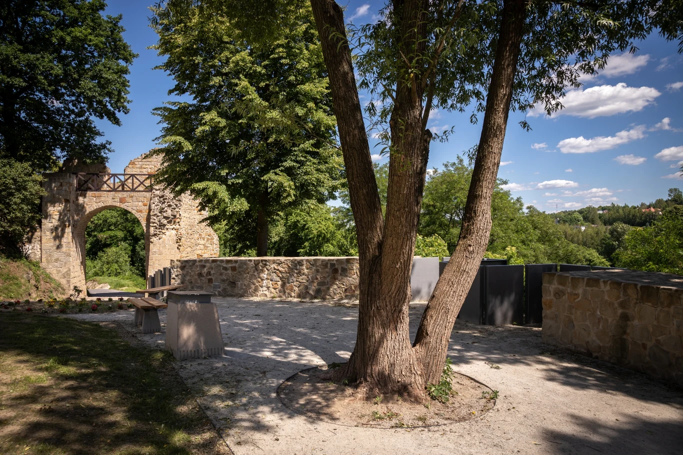 Oprócz kładki pieszo-rowerowej w ramach projektu powstała również malownicza ścieżka widokowa 