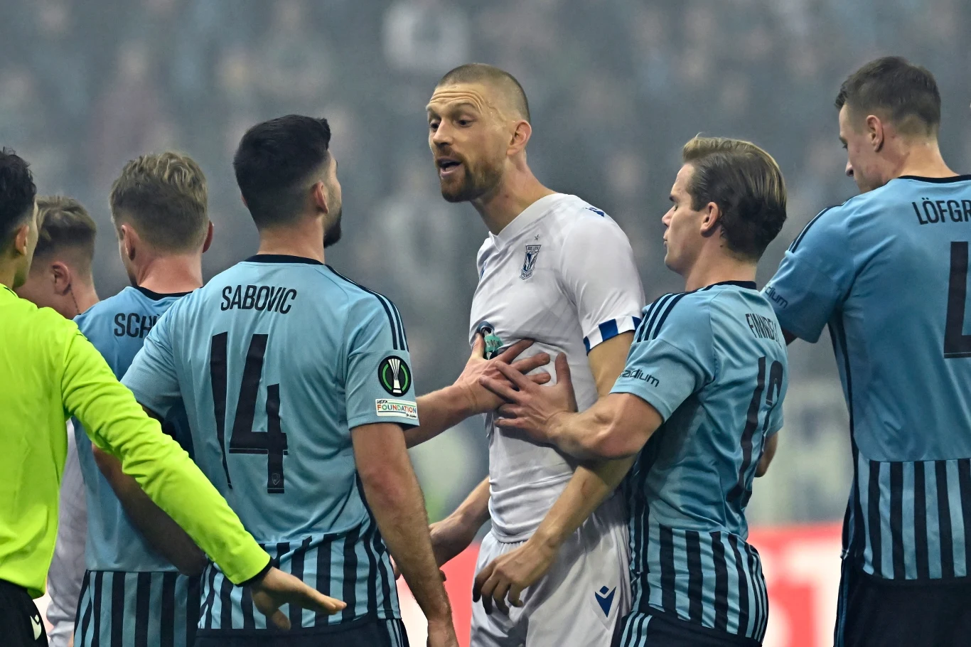 Szwedzi prowokowali, kopali po nogach. Nic im to nie dało. Bartosz Salamon reagował