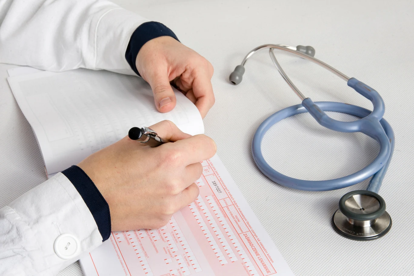 Lekarz może wystawić L4 "leżące" lub "chodzące", ale w obu przypadkach pracownik musi przestrzegać zasad