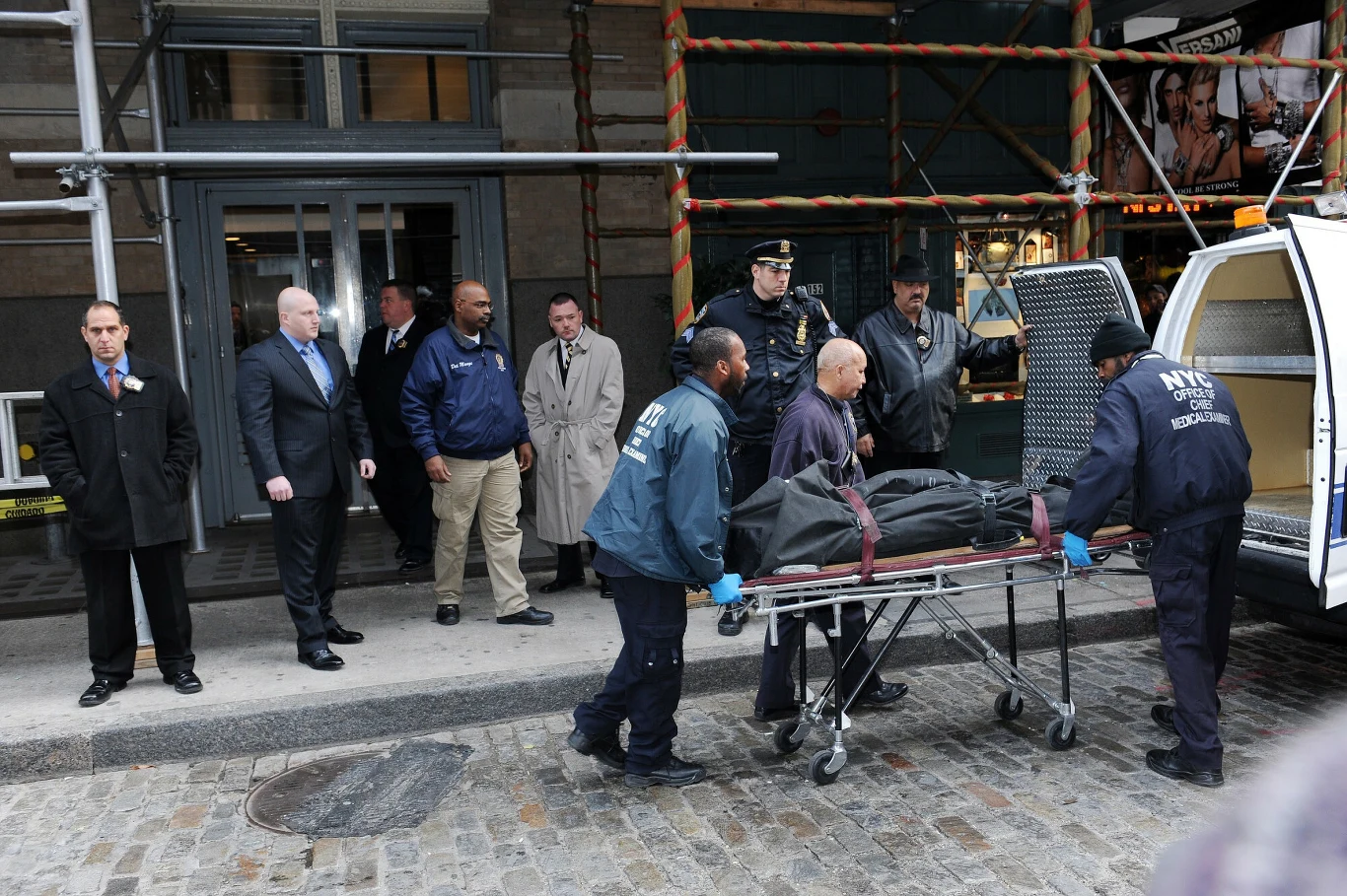 Zwłoki Marka Madoffa wynoszone z budynku, w którym popełnił samobójstwo nie mogąc się pogodzić z oszustwem ojca (2010 rok) Zwłoki Marka Madoffa wynoszone z budynku, w którym popełnił samobójstwo nie mogąc się pogodzić z oszustwem ojca (2010 rok)