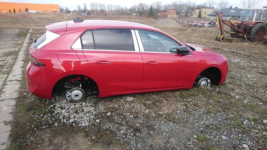 Kradli koła na potęgę. Nie odpuścili nawet pojazdom w salonie Kradli koła na potęgę. Nie odpuścili nawet pojazdom w salonie