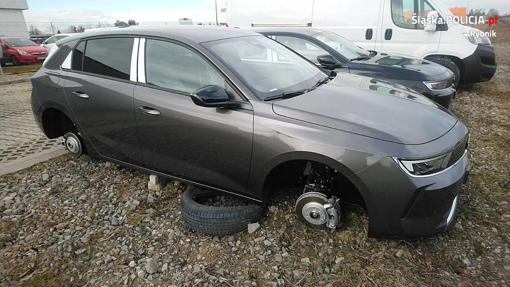 Z terenu salonu skradziono 20 kół Z terenu salonu skradziono 20 kół