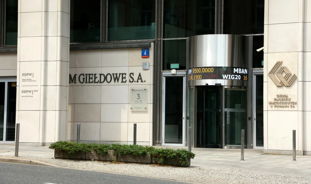 Piątkowa sesja na GPW w Warszawie rozpoczęła się od wzrostów głównych indeksów. Na zdjęciu siedziba GPW