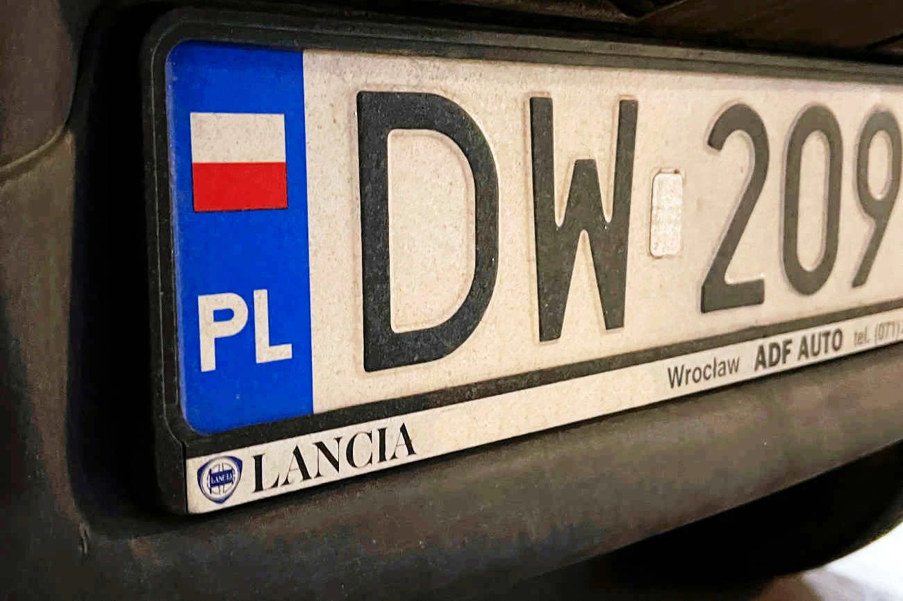 Naklejenie flagi Polski w miejsce unijnych gwiazdek może ściągnąć kłopoty Naklejenie flagi Polski w miejsce unijnych gwiazdek może ściągnąć kłopoty