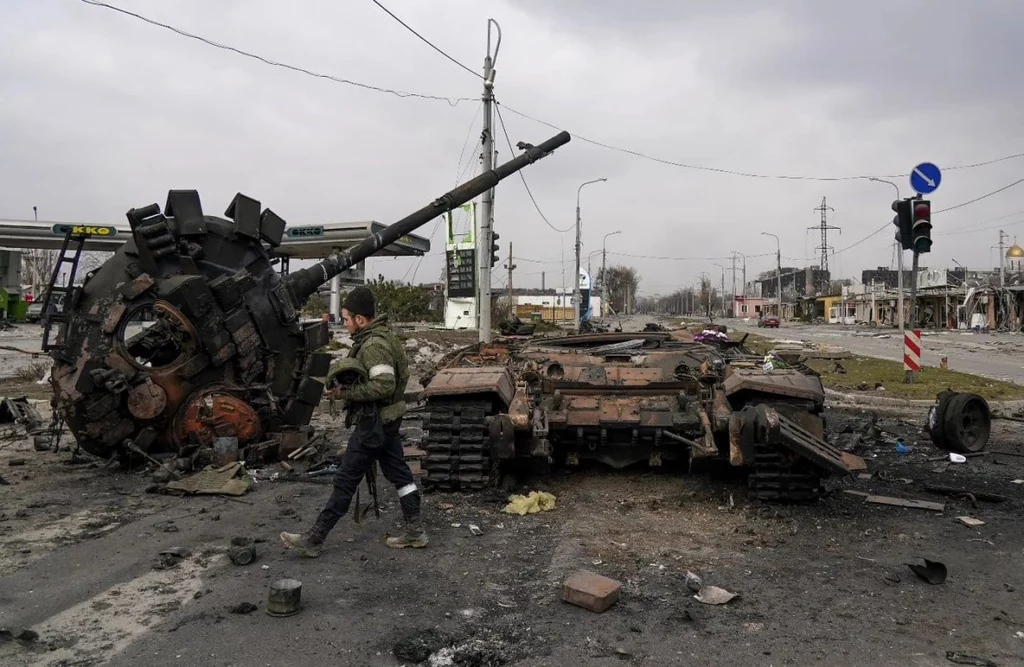 Przy odpowiednim trafieniu wieża T-90M może wystrzelić jak w starszym T-72