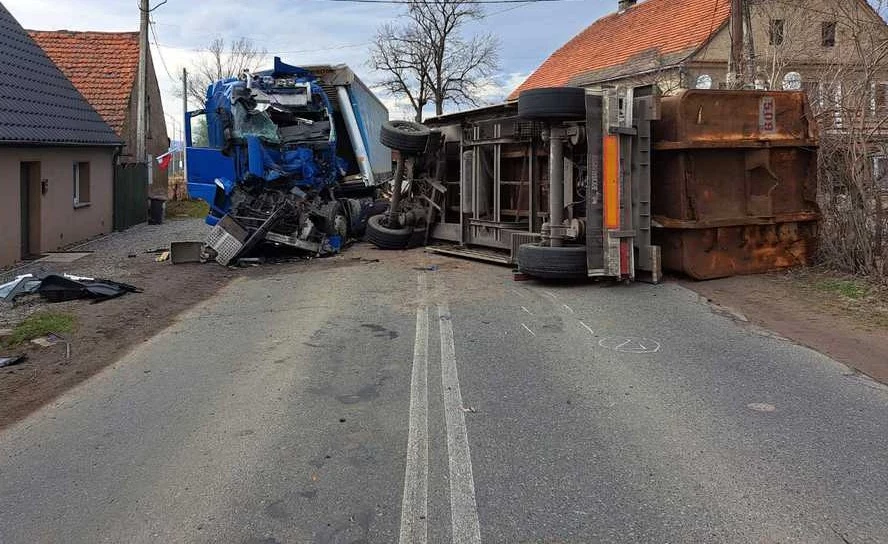 Zerwana przyczepa uderzyła w jadącą z przeciwnej strony ciężarówkę.