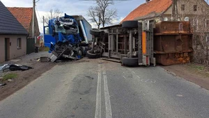 Zerwana przyczepa zmiażdżyła tira. Z kabiny ciężarówki zostało niewiele