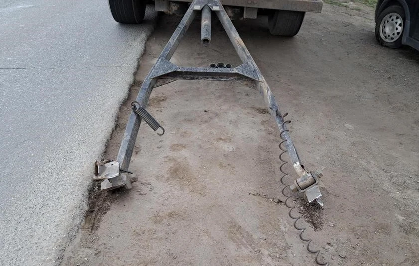 Z ustaleń służb wynika, że zaczep przyczepy zerwał się.