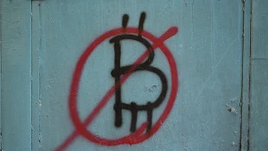 Zwolennicy teorii spiskowych sugerują, że amerykański rząd podjął próbę odcięcia kryptowalut od systemu bankowego