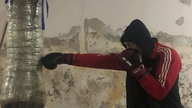 Alek podczas treningu boksu