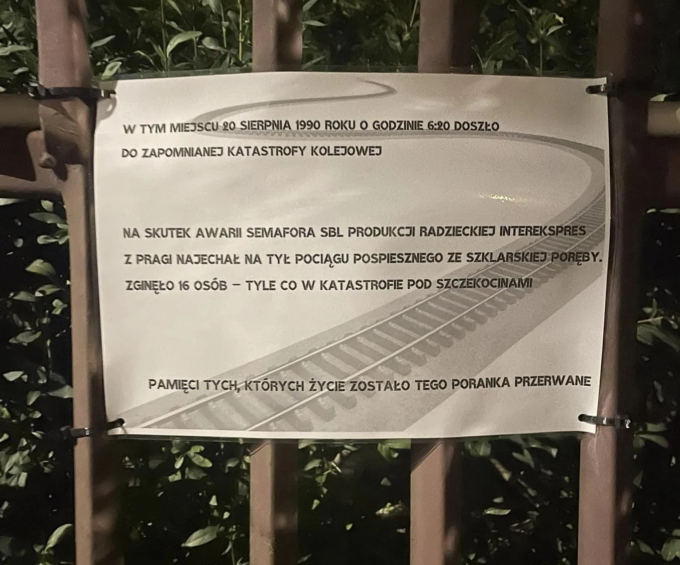 Tak wygląda tymczasowa tablica zawieszona obok miejsca katastrofy w Ursusie
