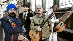 Simon Emmerson (drugi z prawej) był liderem Afro Celt Sound System