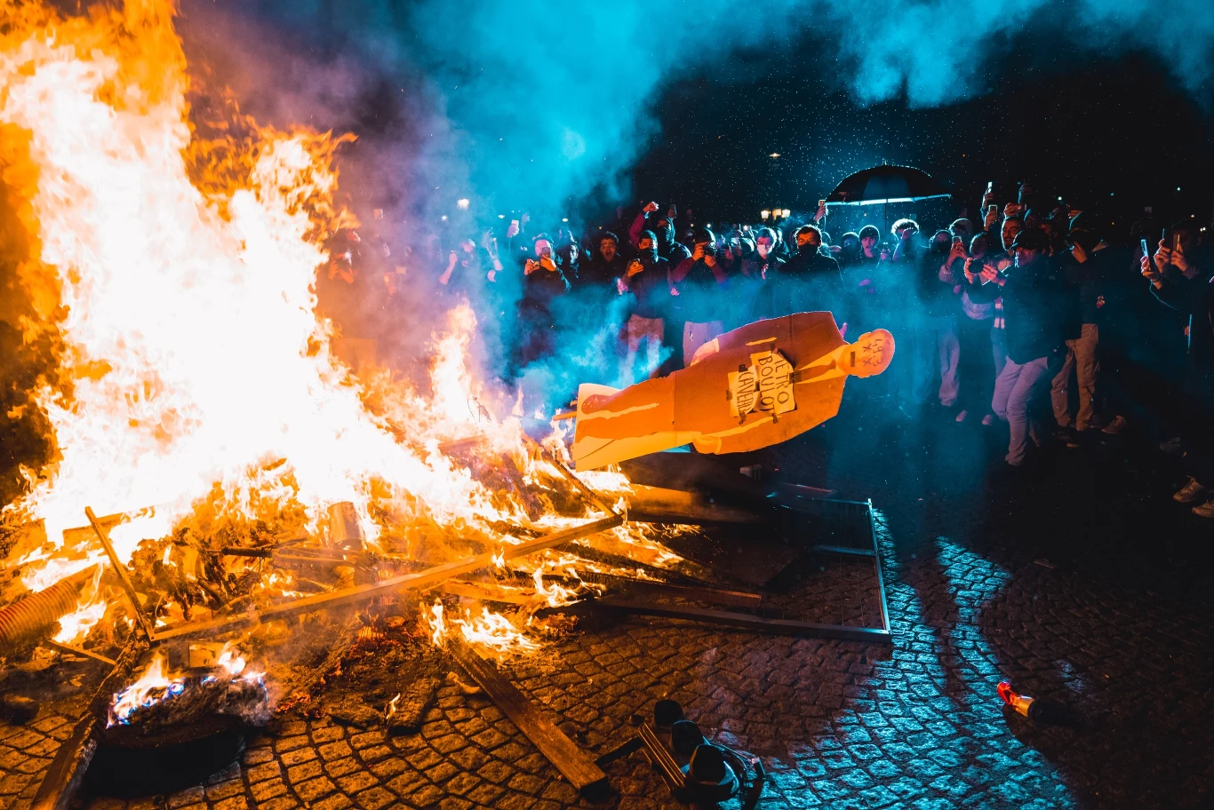 Początkowo spokojna manifestacja przerodziła się w zamieszki około godz. 20. Demonstranci zapalili rusztowanie zbudowane wokół odnawianego właśnie Obelisku z Luksoru, który stoi na Placu Zgody. W stronę policji poleciały kamienie i fragmenty rusztowania.