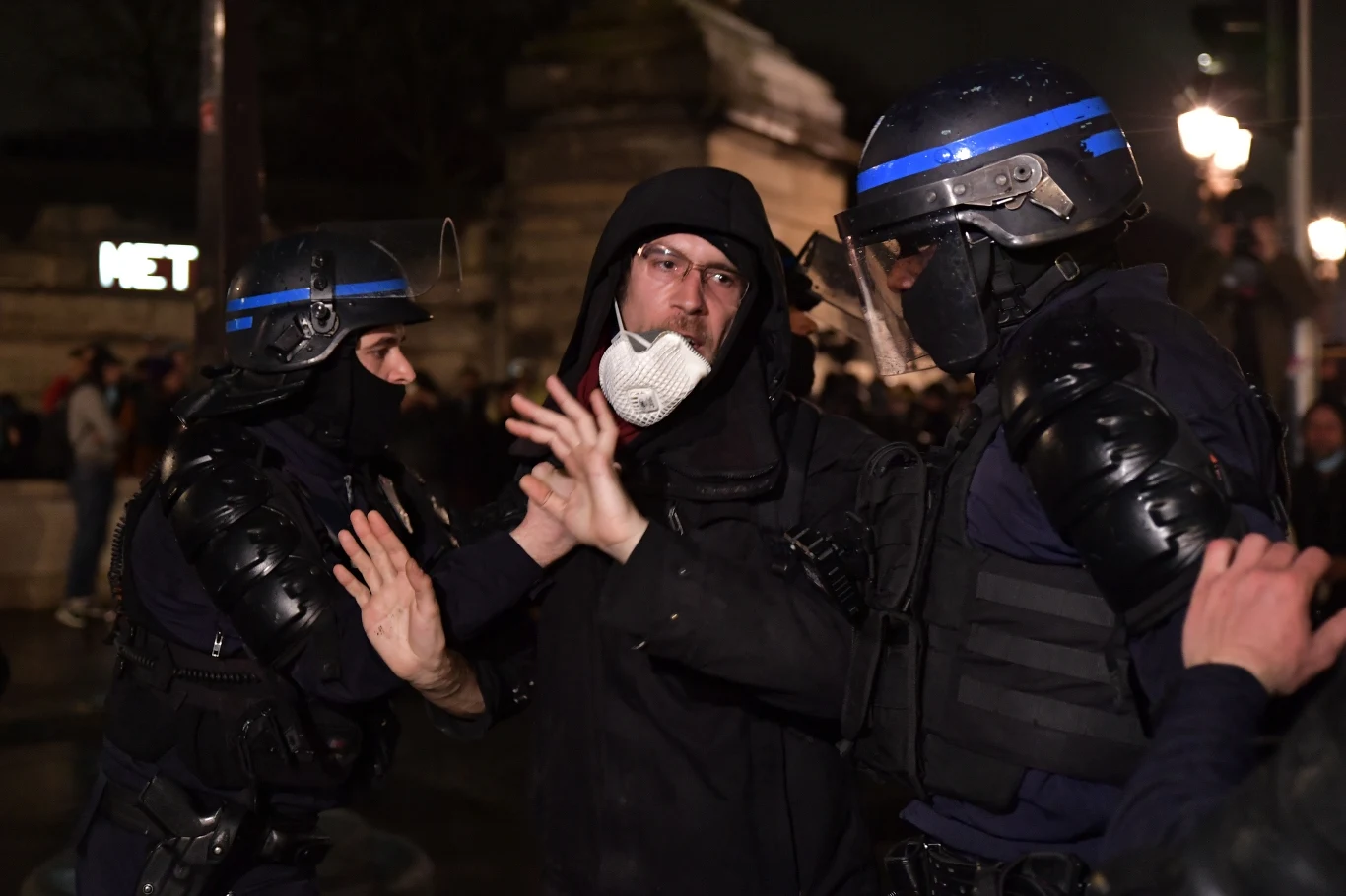 Protesty wybuchły, gdy rząd zdecydował się w czwartek skorzystać z art. 49.3 konstytucji, który daje mu możliwość przyjęcia reformy emerytalnej bez poddawania jej projektu pod głosowanie w Zgromadzeniu Narodowym, izbie niższej parlamentu. Ustawa wprowadzająca zmiany w systemie emerytalnym podwyższa wiek, w którym można przejść na emeryturę, z 62 do 64 lat. Reuters przypomina, że w Unii Europejskiej Francja należy do krajów, w których najwcześniej odchodzi się na emeryturę. Rząd ocenia, że pozbawia to rynek pracy ludzi doświadczonych, kompetentnych i w pełni sił. Ponadto starzenie się francuskiego społeczeństwa grozi implozją systemu emerytalnego.