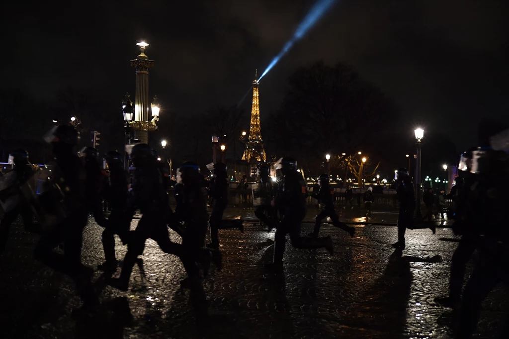 Dzień wcześniej, w czwartek 16 marca na Placu Zgody doszło do podobnych zamieszek. Wówczas protestowano również w innych częściach kraju. Minister spraw wewnętrznych Gerald Darmanin poinformował, że w całej Francji zatrzymano tego dnia 310 osób, i zapowiedział, że policja będzie surowo traktować sprawców zamieszek. Dzień wcześniej, w czwartek 16 marca na Placu Zgody doszło do podobnych zamieszek. Wówczas protestowano również w innych częściach kraju. Minister spraw wewnętrznych Gerald Darmanin poinformował, że w całej Francji zatrzymano tego dnia 310 osób, i zapowiedział, że policja będzie surowo traktować sprawców zamieszek.