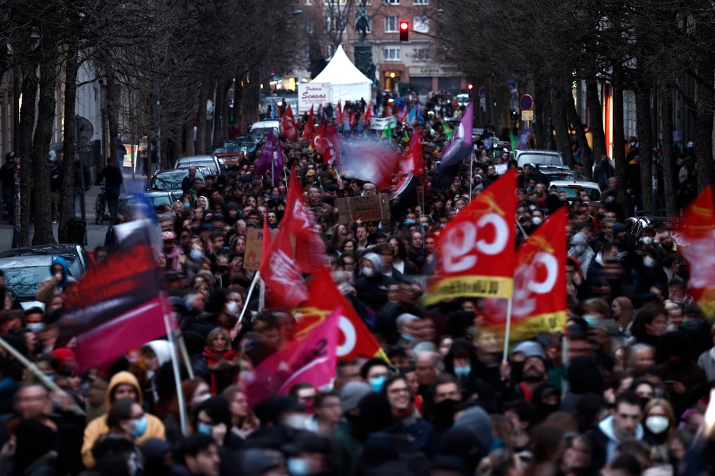 Protestowano także w innych miastach. Na zdjęciu manifestacja w Lille na północy kraju. Protestowano także w innych miastach. Na zdjęciu manifestacja w Lille na północy kraju.
