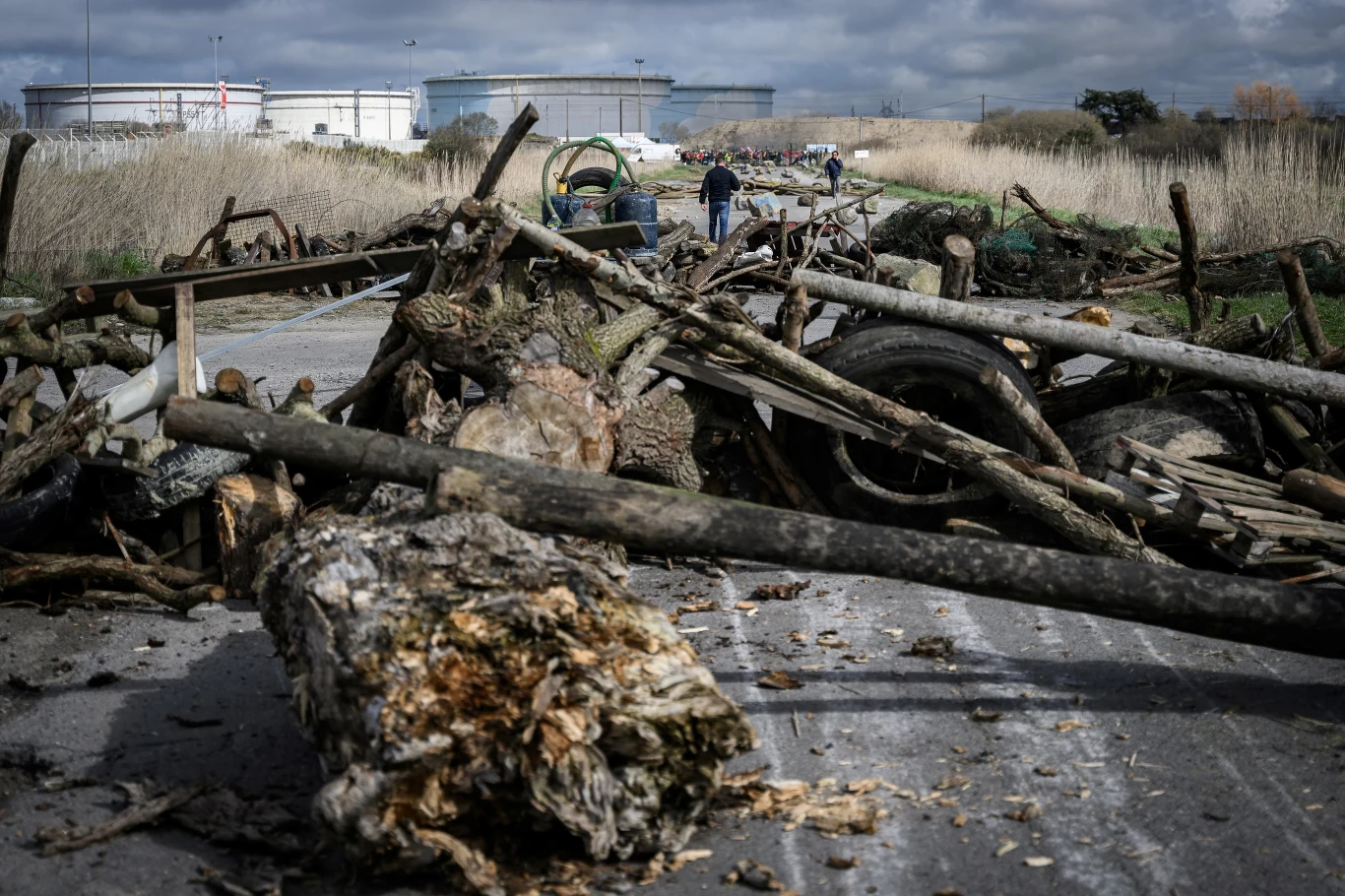 W Donges na zachodzie Francji aktywiści zablokowali dojazd terminali naftowych rafinerii Total Energies. Tekst: Interia/PAP