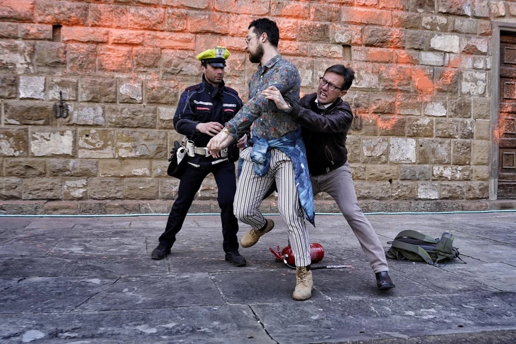 Burmistrz Florencji Dario Nardella obezwładniający aktywistę klimatycznego przed Palazzo Vecchio Burmistrz Florencji Dario Nardella obezwładniający aktywistę klimatycznego przed Palazzo Vecchio